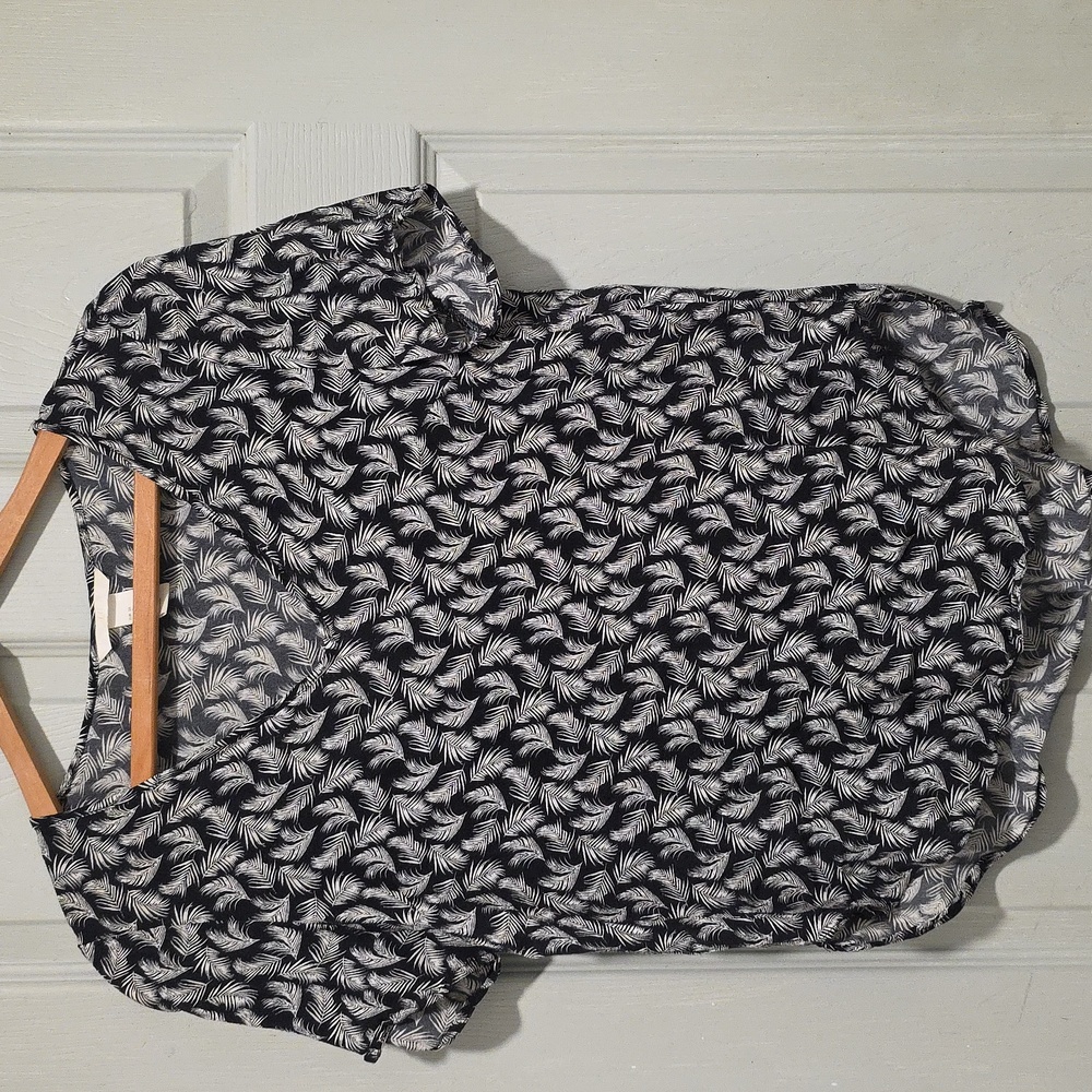 H&M short sleeve black & white palm frond blouse